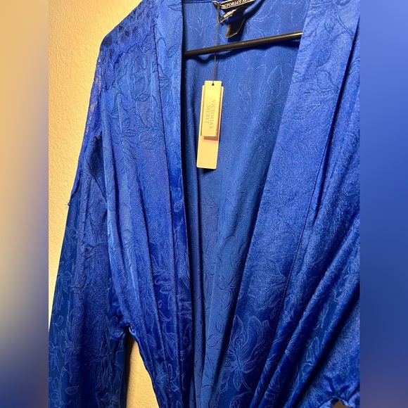 Victoria’s Secret satin robe - Picture 4 of 8